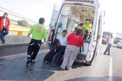 Volcadura de camión deja 18 lesionados