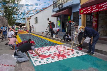 Así es el tapete de aserrín preparado para el paso de la Virgen de El Pueblito 