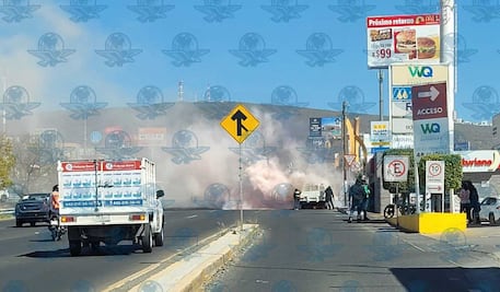 Se incendia camioneta en el Anillo Vial Fray Junípero Serra