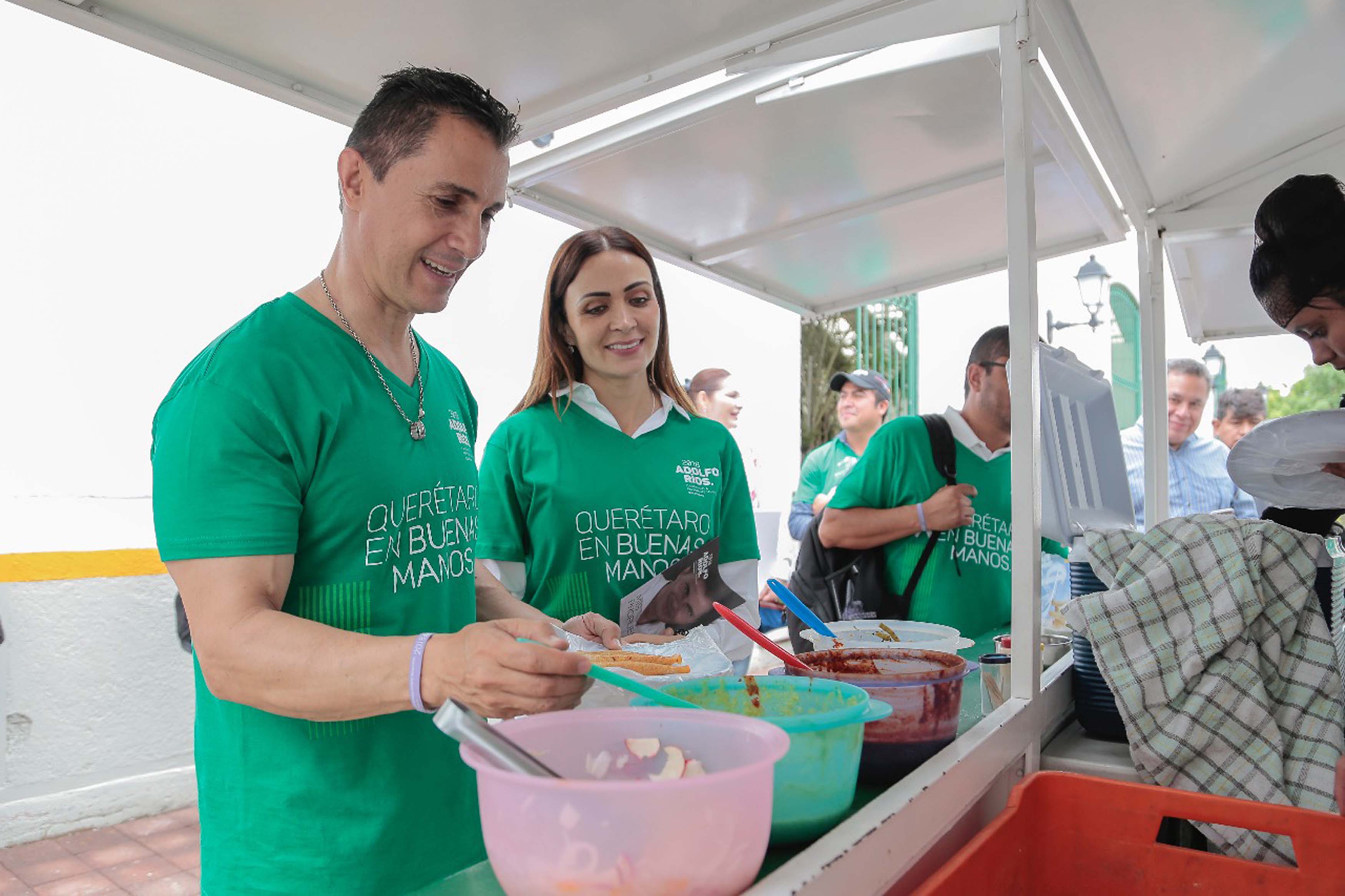 Libreros y voceadores se unen a Adolfo Ríos