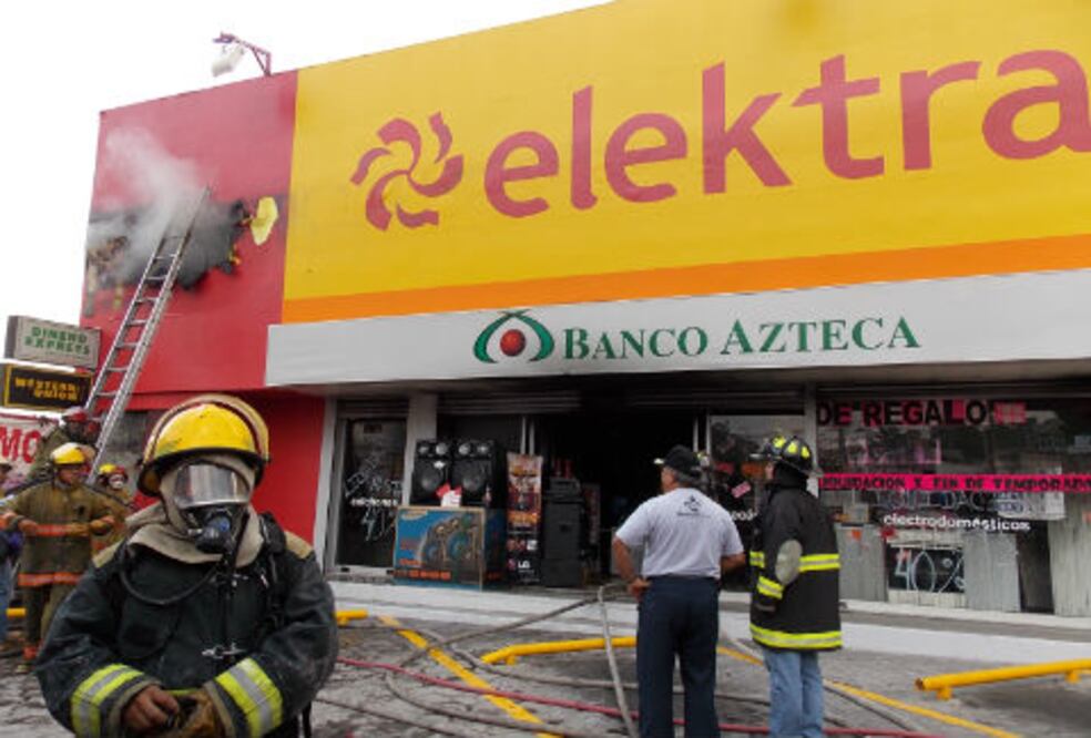 Incendio consume tienda Elektra