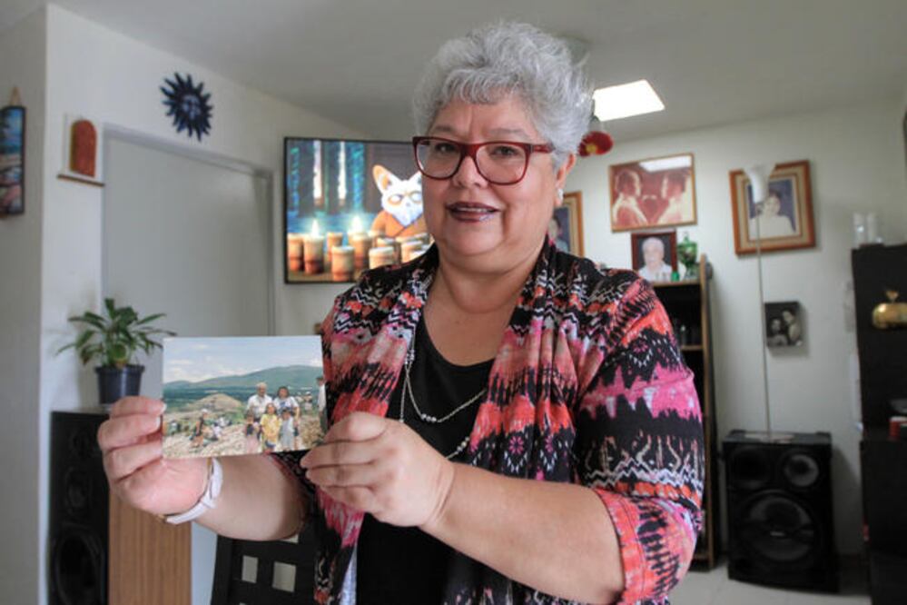 María de Lourdes Mendoza Ramírez lleva más de 31 años de vivir en Querétaro a donde llegó por cuestiones de trabajo y para huir de los sismos de la capital del país (CÉSAR GÓMEZ. EL UNIVERSAL)