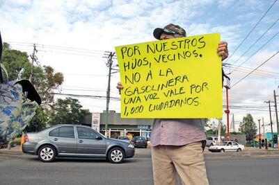 Vecinos y delegado de Semarnat tratan tema de gasolinera
