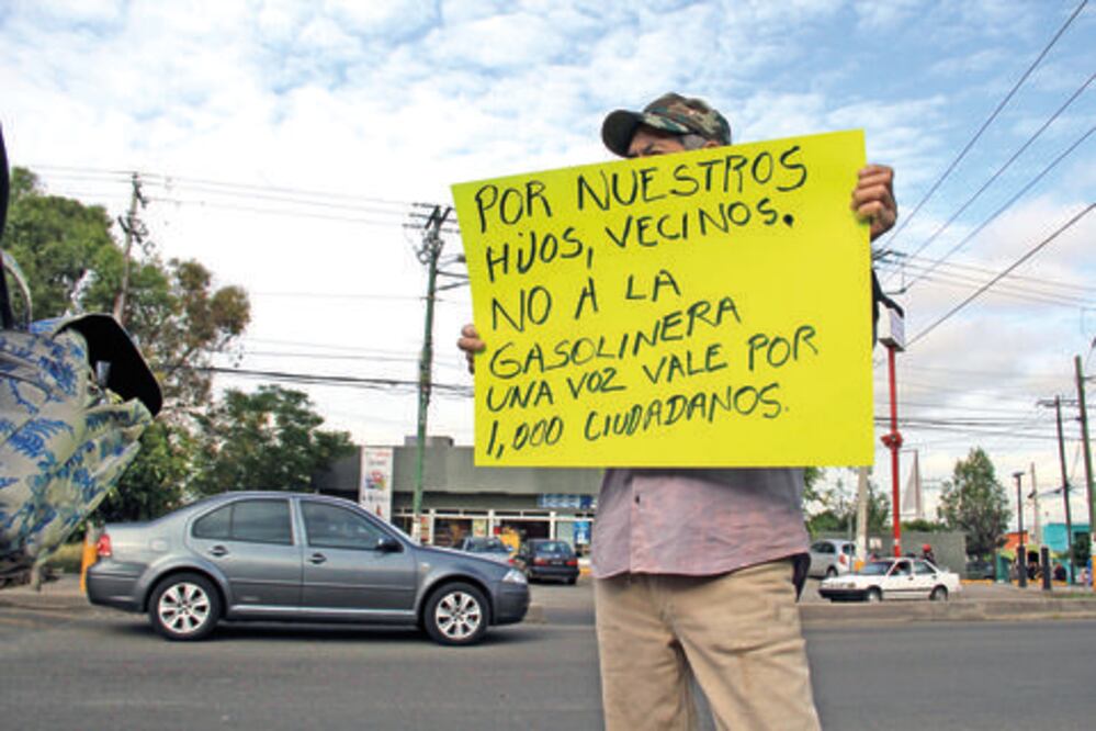 Vecinos y delegado de Semarnat tratan tema de gasolinera