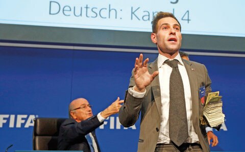 Blatter sufre una “broma” en FIFA