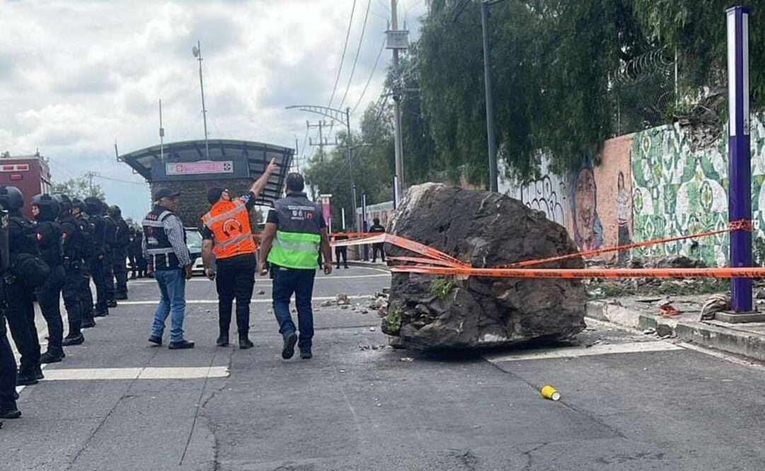 Cae roca de 2 toneladas en inmediaciones de la estación Hospital Infantil La Villa del Metrobús (27/07/2025). Foto: Especial