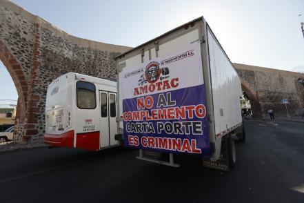Transportistas en Querétaro acusan falta de apoyo de la 4T