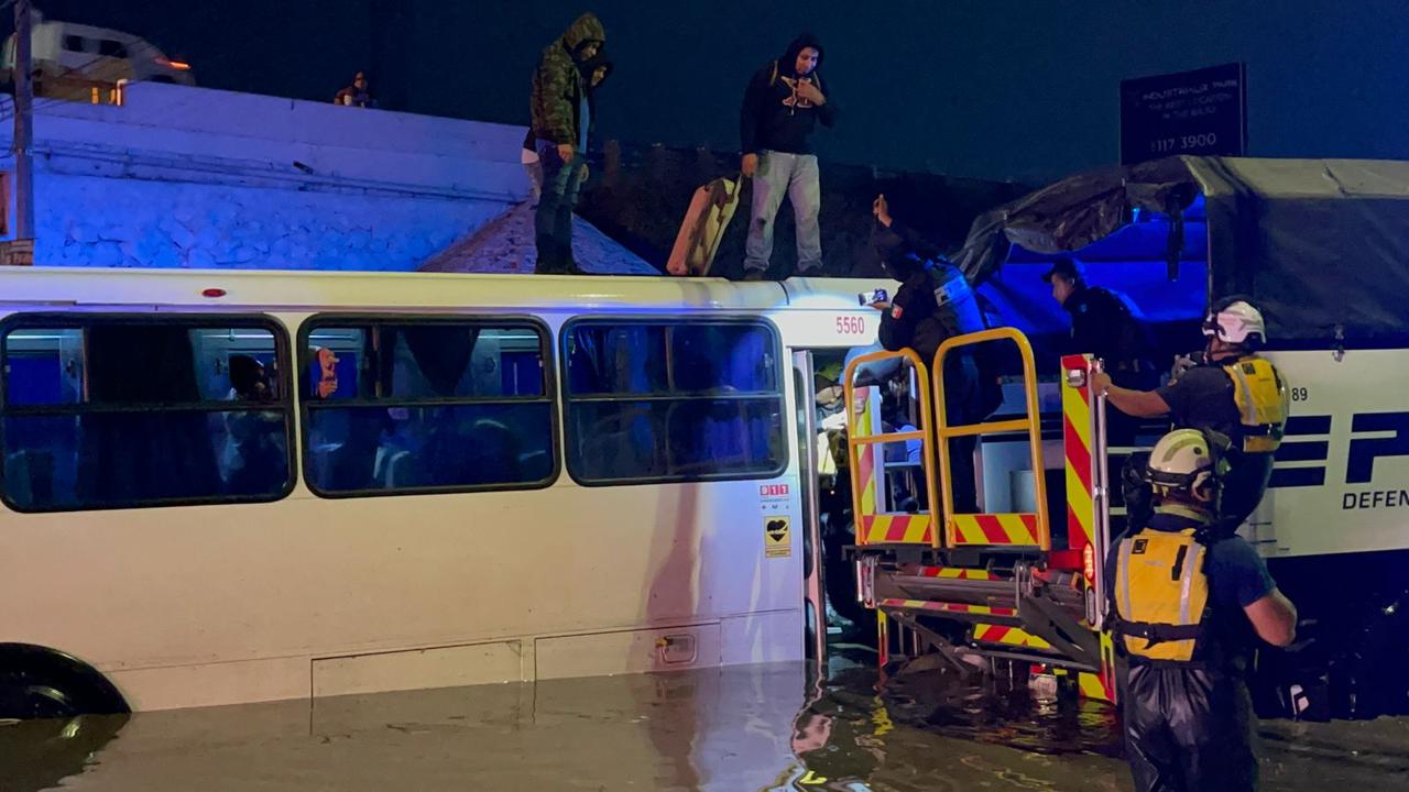 Autobús quedó varado en El Colorado; rescataron a 8 personas