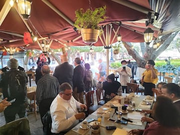 Reporteros queretanos protestan frente a la dirigencia de Morena por las agresiones de AMLO a la prensa