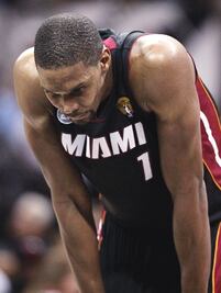 Multan a Chris Bosh  por una exageración