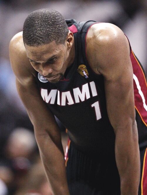 Multan a Chris Bosh  por una exageración