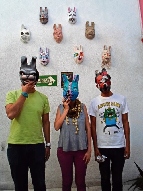 Intervienen máscaras de conejo 