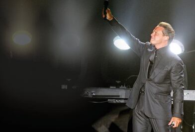 Luis Miguel sale libre con el poder de su firma