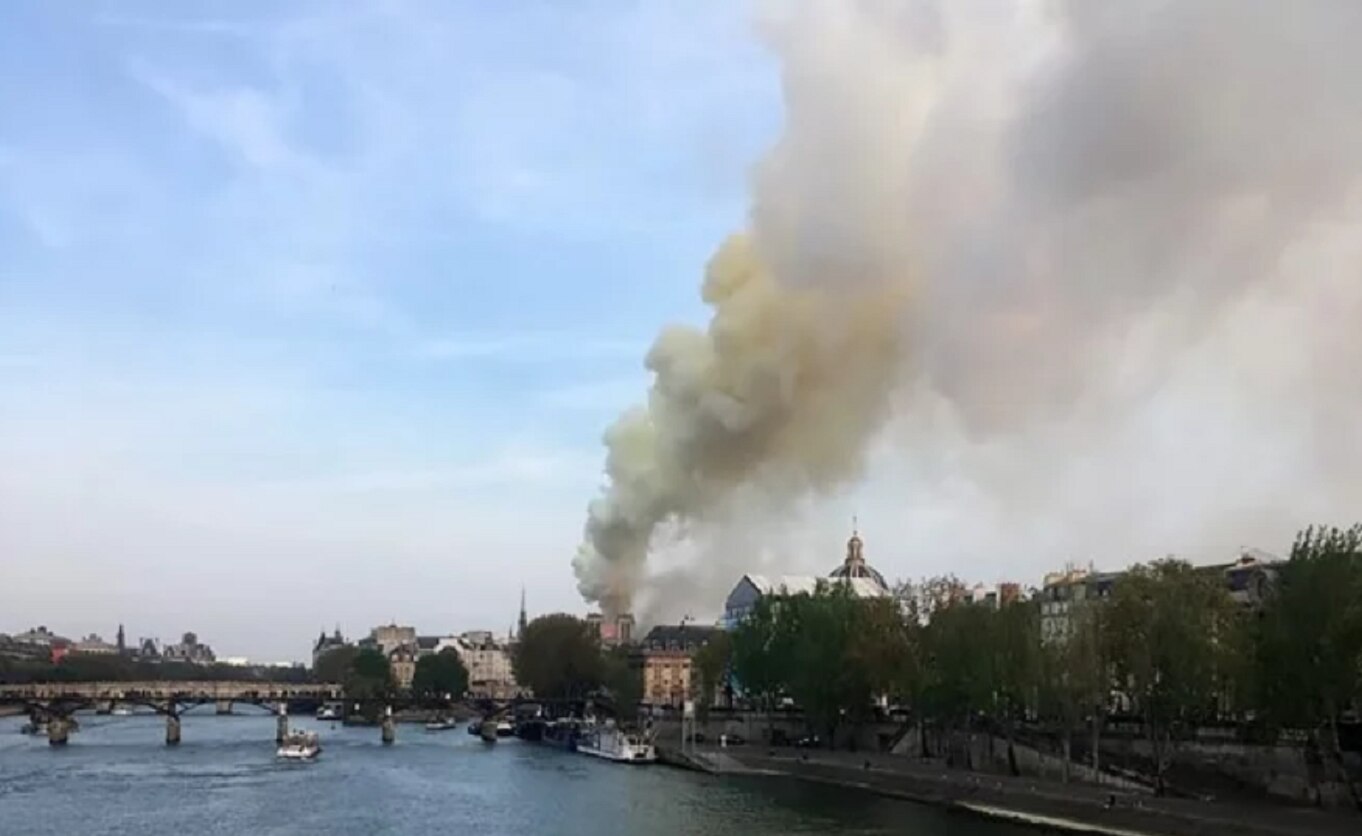 Reportan incendio en catedral de Notre Dame en París