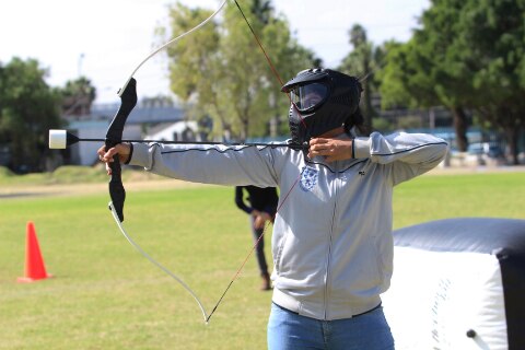Universitarios participan en tiro con arco y tenis de mesa
