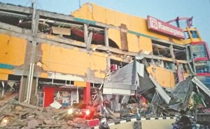 Elevan a 384 el número de muertos por los sismos y el tsunami en Indonesia