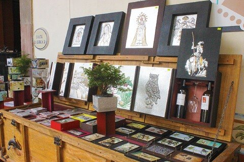 Fabrican macetas ecológicas con decoración en repujado