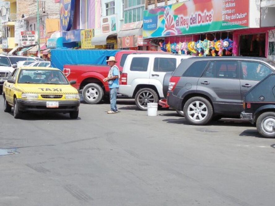 Demandan espacios de estacionamiento