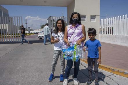Llevan de comer a familiares de víctimas de la violencia en el estadio Corregidora