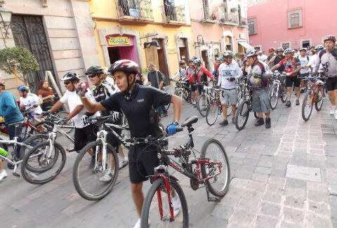 Demandan ciclistas seguridad
