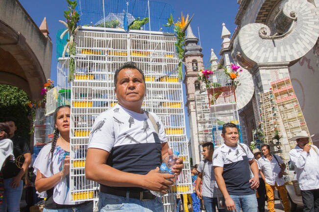Los “pajareros” fieles asistentes a la celebración de La Cruz