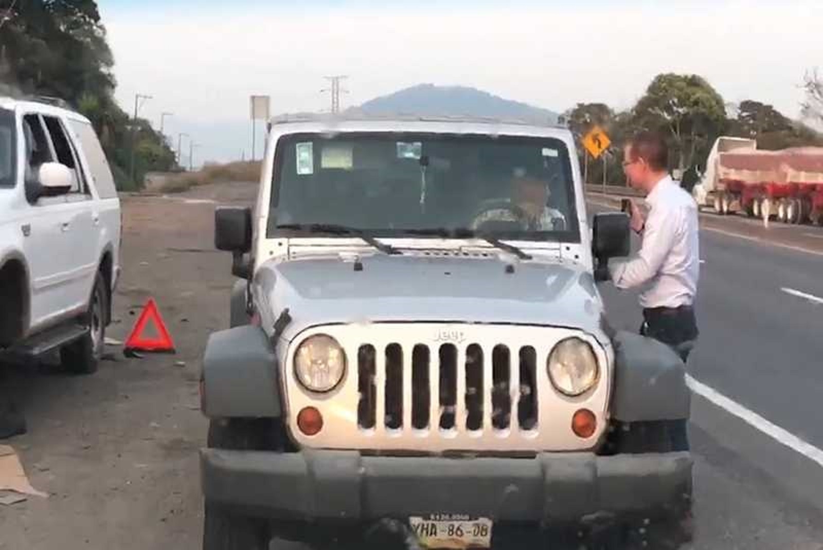 Momento en el que el precandidato de la coalición Por México al Frente, Ricardo Anaya increpa a trabajador del Cisen (TOMADA DE VIDEO)