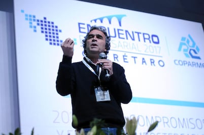 “Se necesitan más ojos para vigilar a los gobiernos”: Sergio Fajardo