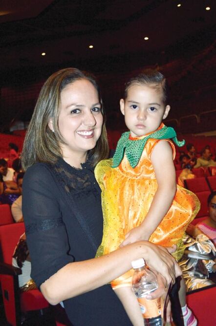 Pequeños festejan a los papás