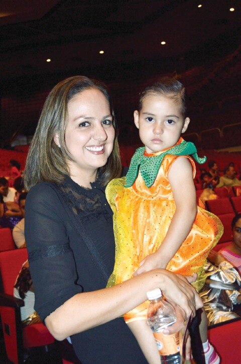 Pequeños festejan a los papás