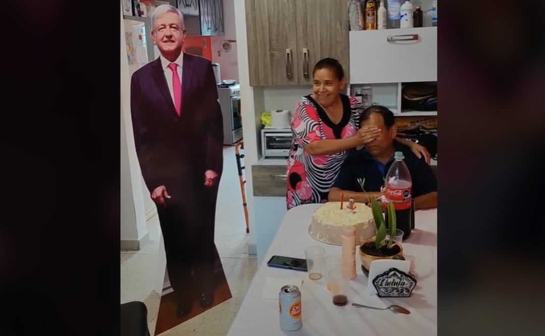 Video. Le regalan en su cumpleaños un AMLO de tamaño real; esta fue su reacción