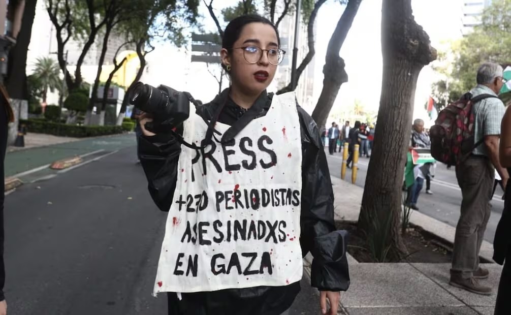 Estudiantes y sindicatos propalestina marchan rumbo a embajada de EU; se cumplen dos años de la guerra en Gaza. Foto: Gabriel Pano/EL UNIVERSAL