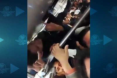 Joven viaja pegado al techo del Tren Ligero