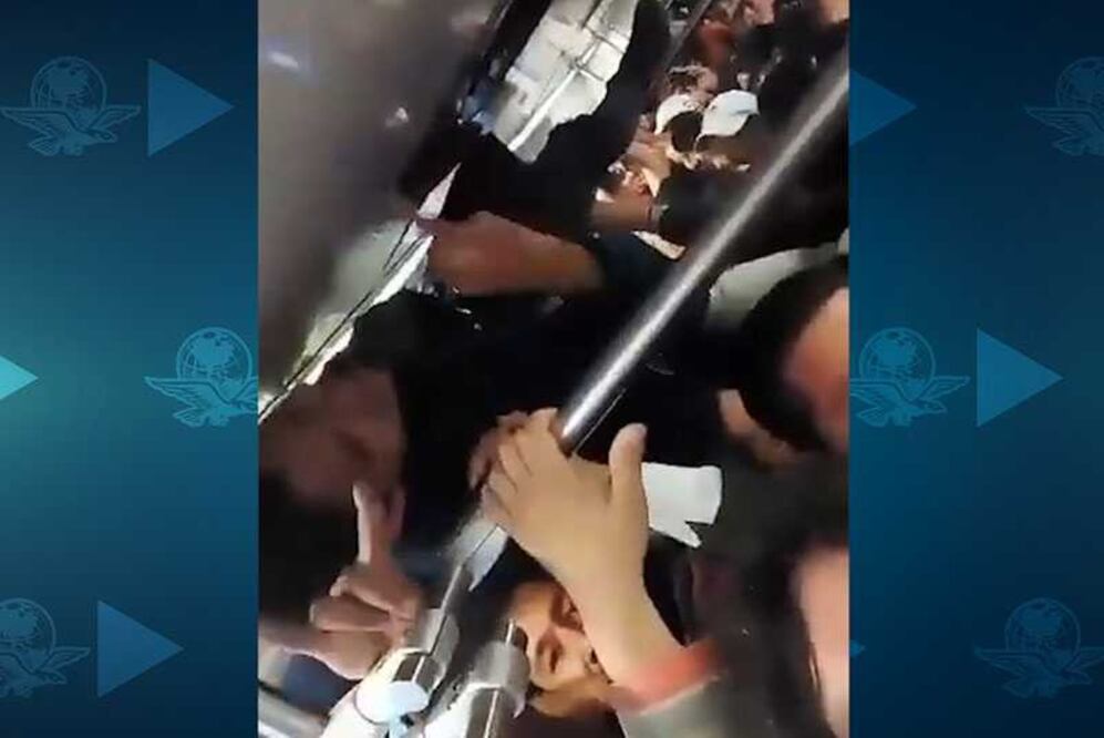 Joven viaja pegado al techo del Tren Ligero