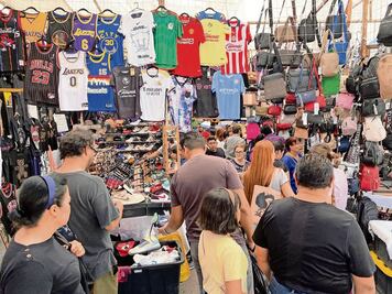 Tianguis de La Cruz recibe más visitantes, en su ubicación de Plaza de las Américas 