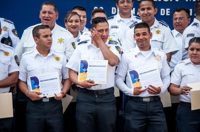 Los elementos de seguridad recibieron un reconocimiento de parte del presidente municipal, Marcos Aguilar, por la labor que realizan a diario (RICARDO LUGO. EL UNIVERSAL)