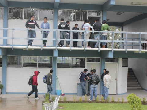 UAQ entrega becas a estudiantes