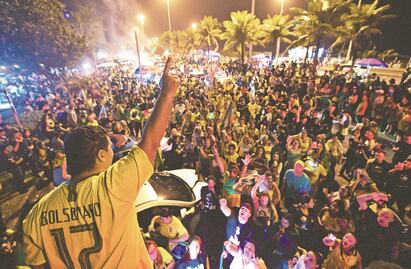 Bolsonaro se impone; no evita segunda vuelta