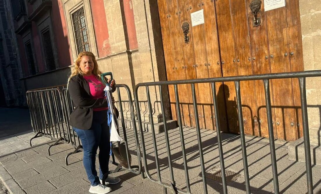 “Que me la deje aquí”, dice AMLO a madre buscadora Ceci Flores porque quiere darle pala con la que busca desaparecidos