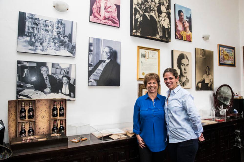 Mara Romeo y su hija Mara de Anda, en Coyoacán, en la casa donde vivió Isolda Pinedo Kahlo (madre de Romeo) y sobrina de la pintora Frida Kahlo (FOTOS: YADÍN XOLALPA. EL UNIVERSAL)