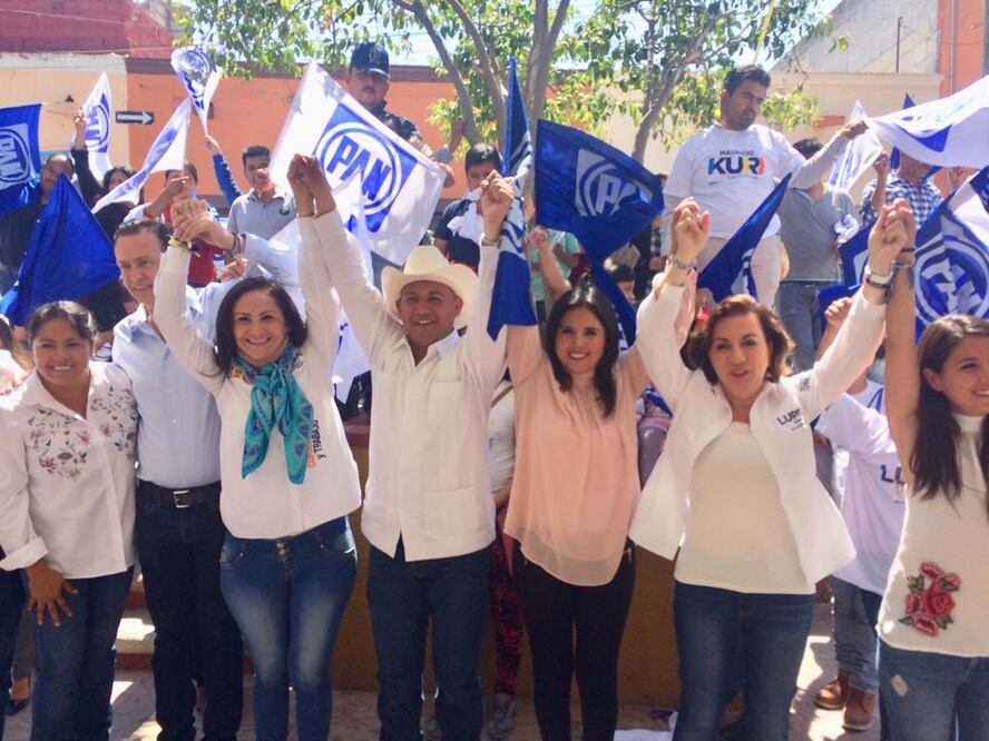 Los automóviles fueron estacionados sobre la carretera 110 y adornados con banderolas del PAN y leyendas  de “Yo con 8A”. / FOTO: VÍCTOR POLENCIANO