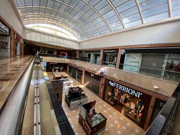 En Querétaro, plazas comerciales lucen desiertas 