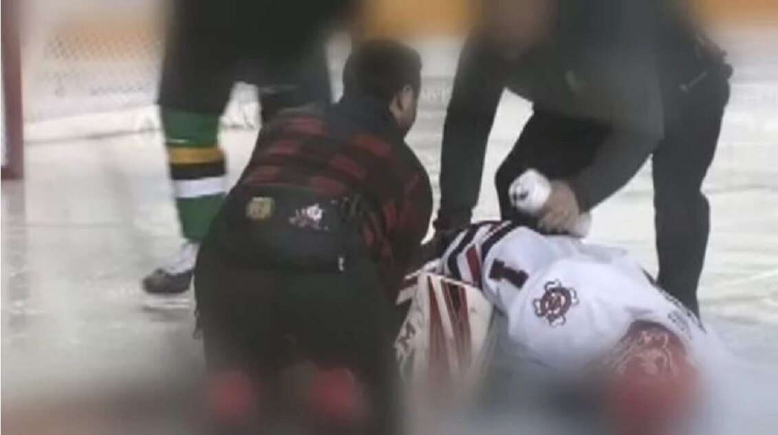 Le cortan la pierna a jugador de Hockey en pleno partido