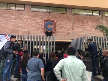 Tras tragedia, Colegio Cervantes regresa a clases; instalan detectores de metales y revisión de mochilas