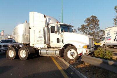 Choca tráiler con camioneta en la 57