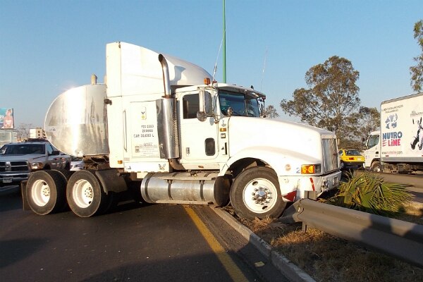 Choca tráiler con camioneta en la 57