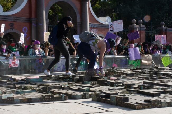 Por marcha del 8M en Querétaro, Fiscalía tiene dos órdenes de aprehensión contra feministas