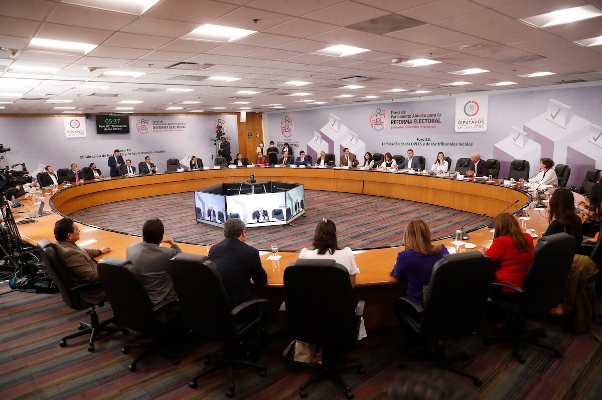 Muñiz pide fortalecer la democracia con reforma