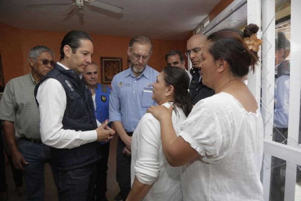 En el recorrido el mandatario estatal le expresó a los afectados que ninguno de ellos se quedará sin apoyos. (FOTO ESPECIAL)