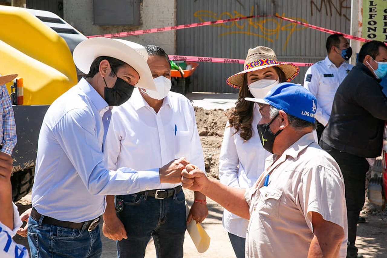 Gobernador de Querétaro supervisa modenización en vialidad de Pedro Escobedo