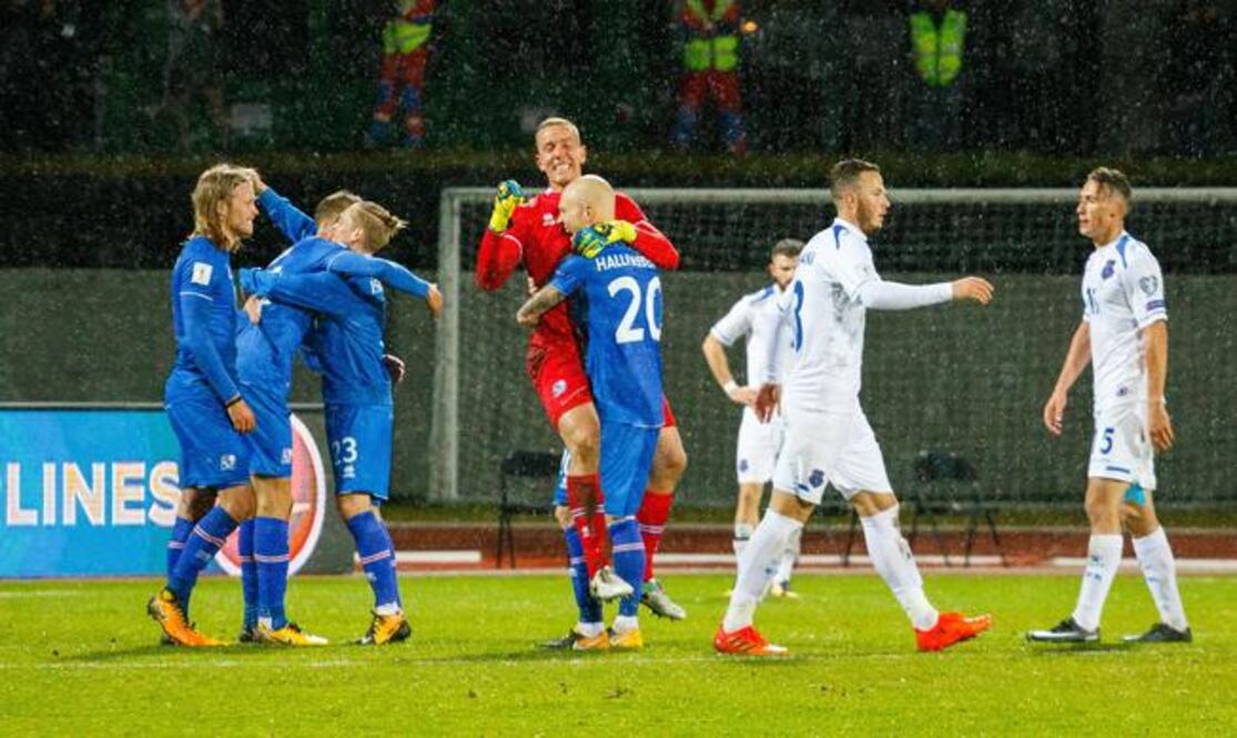 Islandia muestra un futbol sin complejos y tiene pase a la Copa. (BIRGIR THOR HARDARSON. EFE)